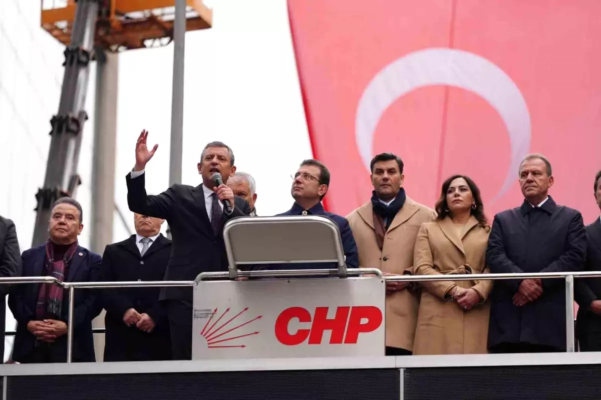 CHP Lideri Özgür Özel Beşiktaş\'ta Miting Düzenledi