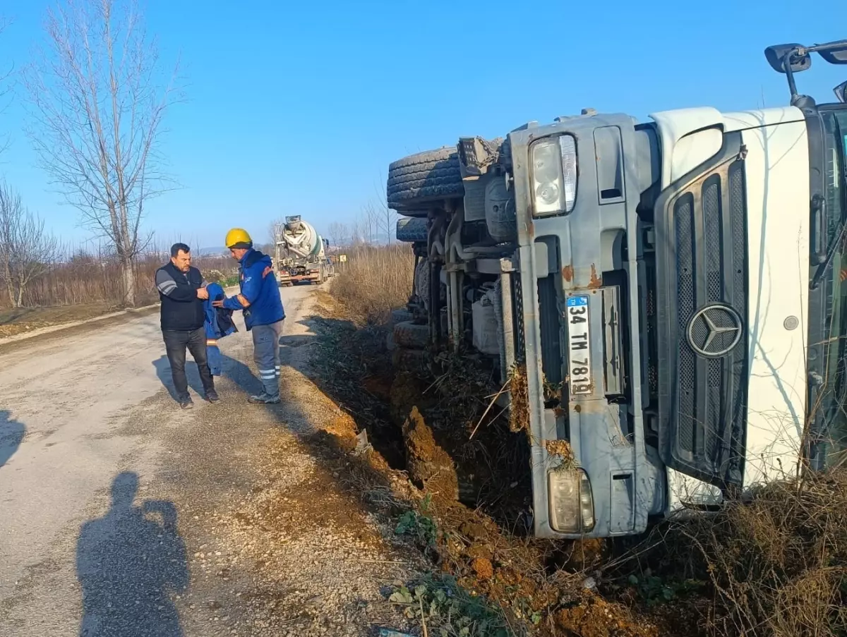 İnegöl\'de Beton Mikseri Devrildi, Sürücü Yaralandı