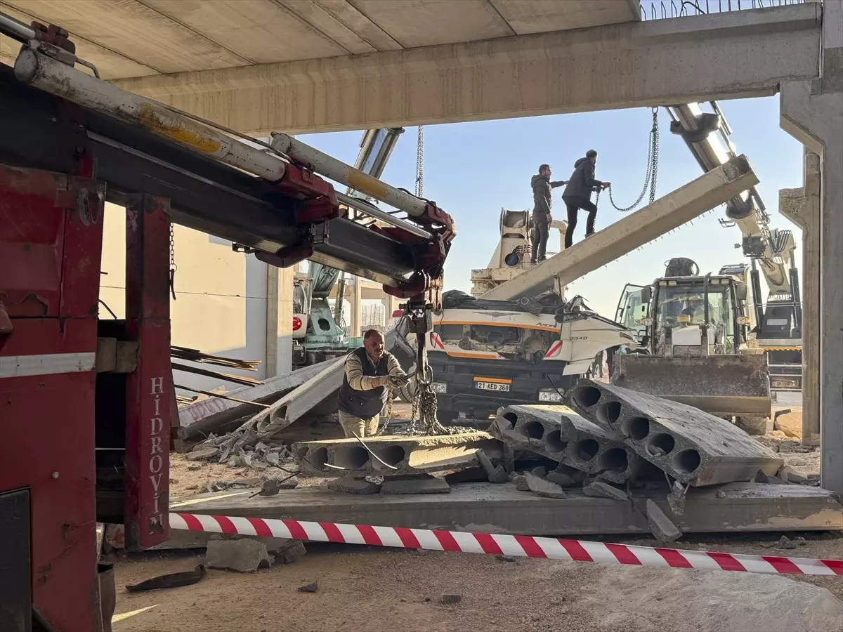 Gaziantep\'te beton bloğun altında kalan sürücü hayatını kaybetti