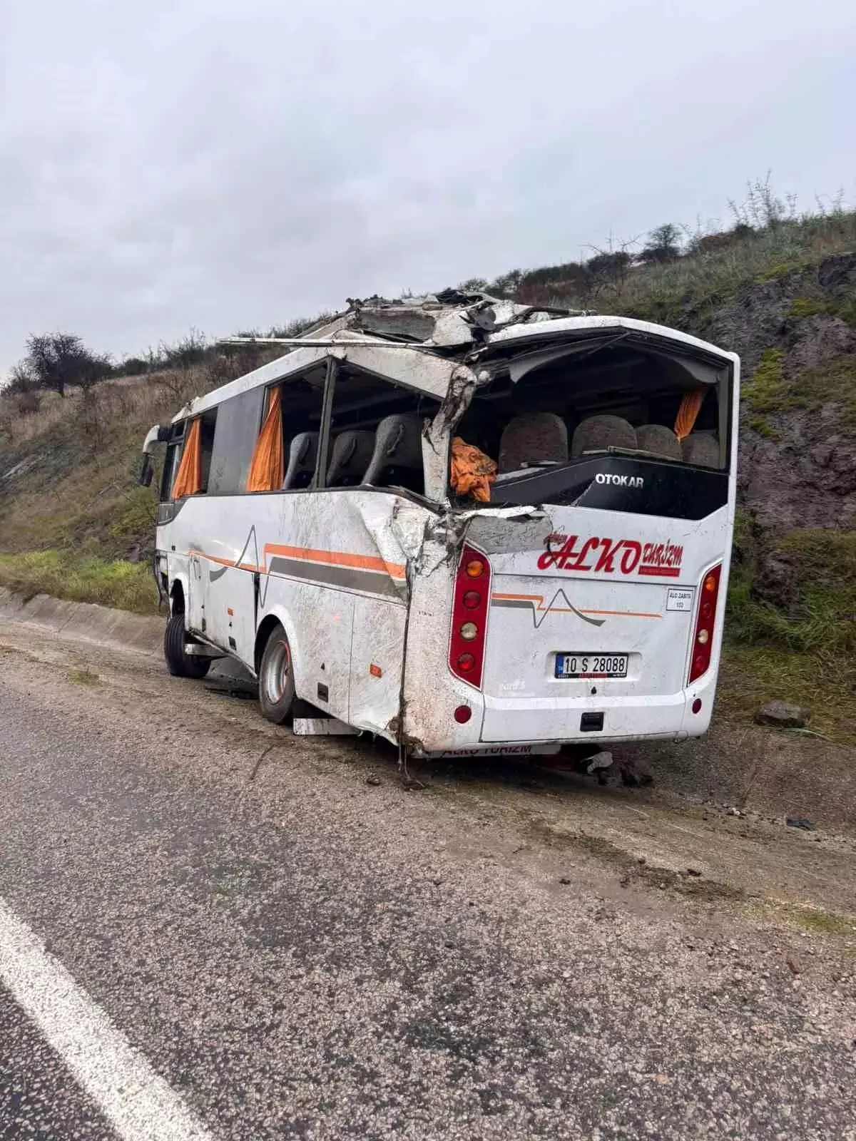 Gönen\'de Servis Kazası: Zülfiye Ercan Hayatını Kaybetti