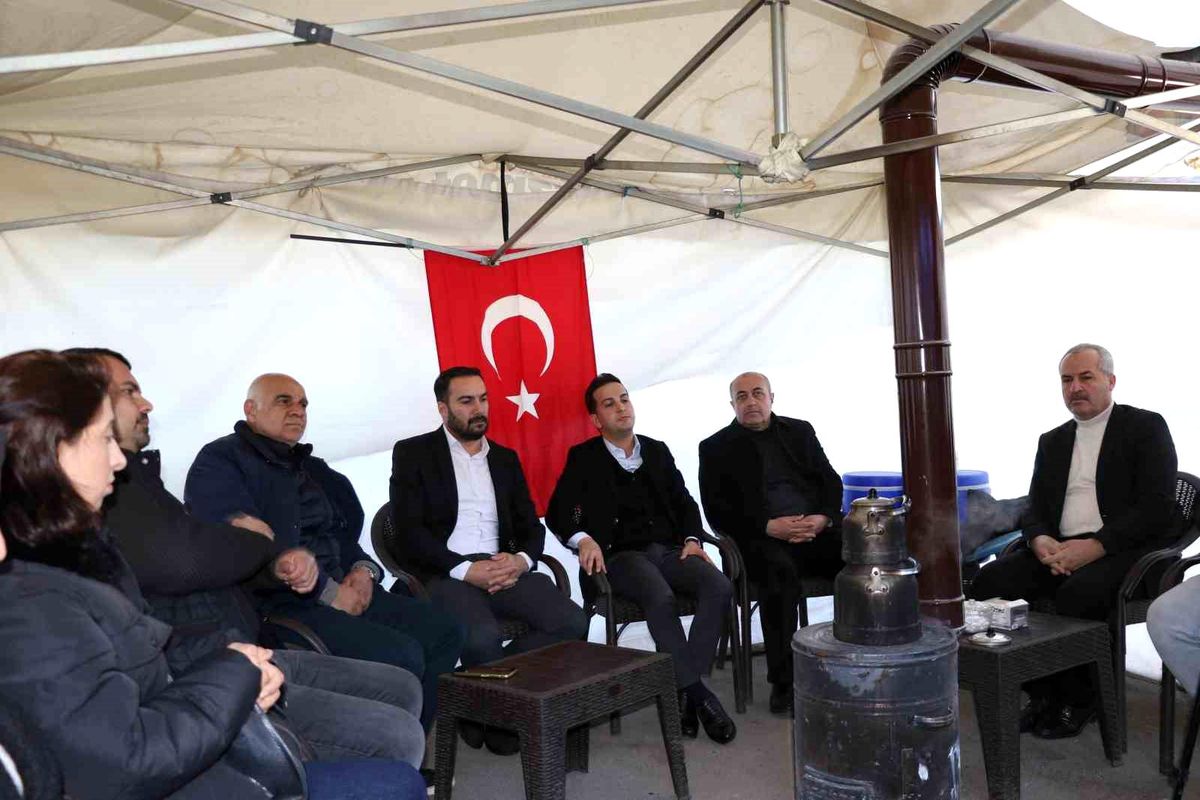 Hak-İş Diyarbakır İl Başkanı, İşten Çıkarılan İşçilerle Bir Araya Geldi