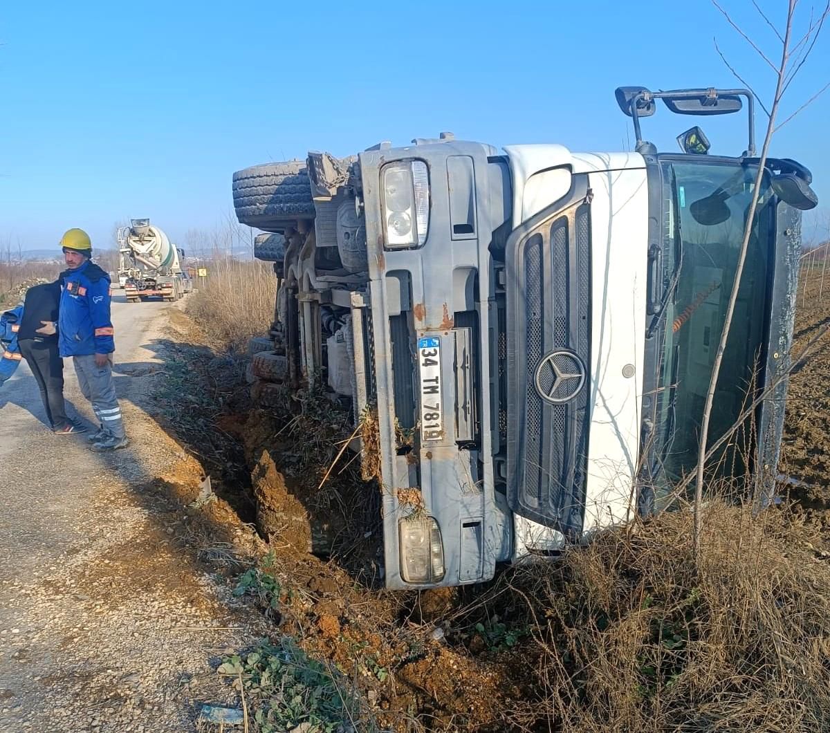 İnegöl\'de Beton Mikseri Devrildi