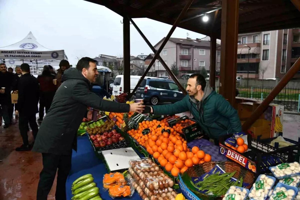 Başiskele Belediye Başkanı Yasin Özlü Pazarcılara Sıcak Çorba İkram Etti