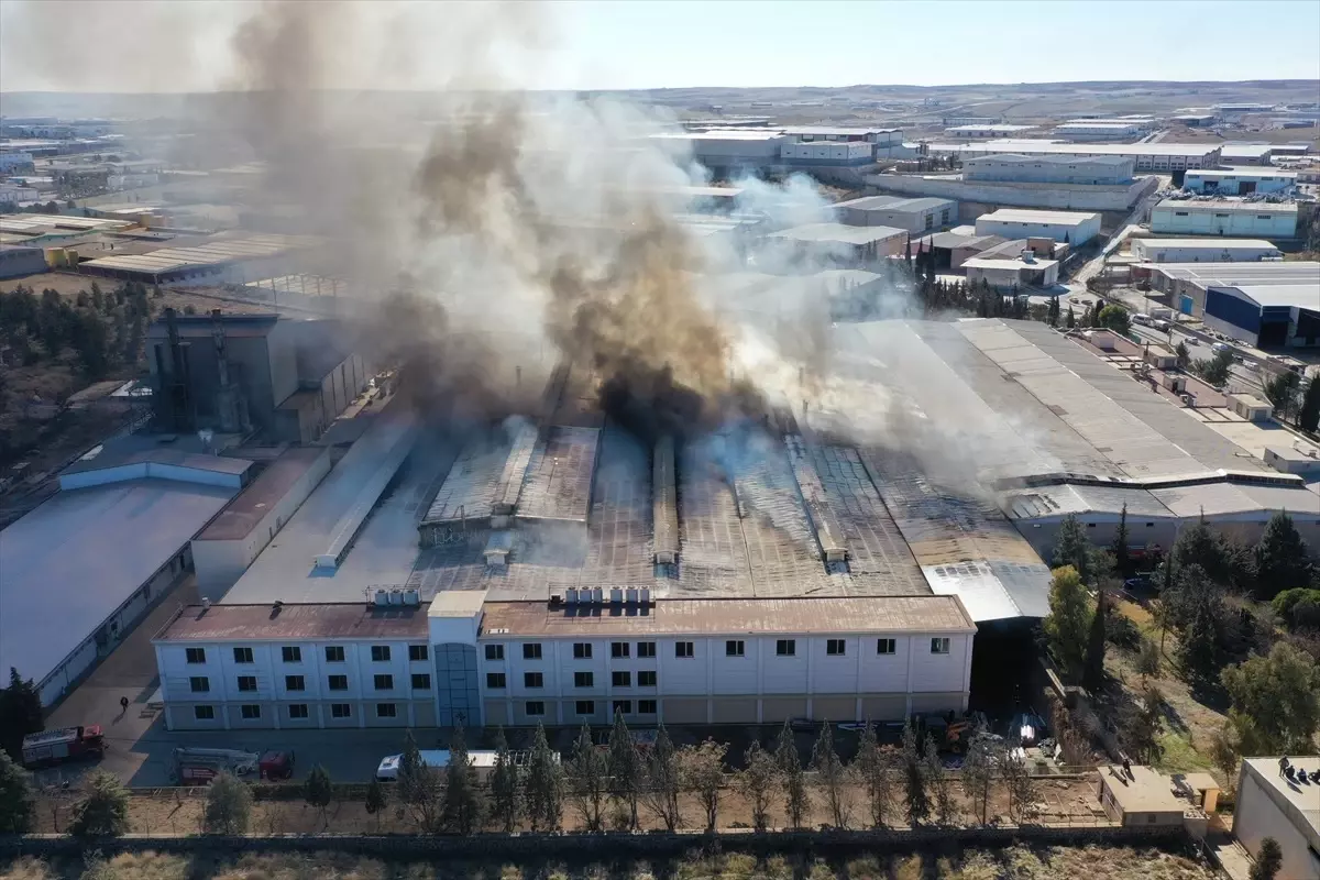 Şanlıurfa\'da Tekstil Fabrikasında Yangın