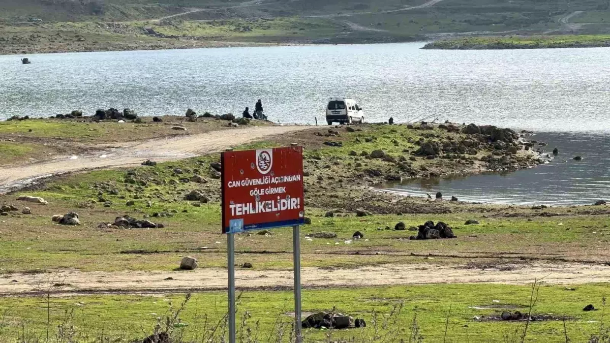 Sazlıdere Barajı\'ndaki Uyarı Levhaları Kurşun Izlarıyla Delik Deşik