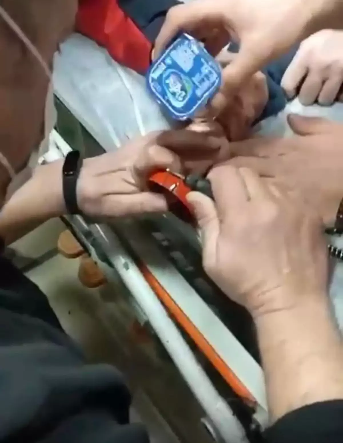 Balıkesir\'de Çocuğun Parmağı Zil Çanına Sıkıştı
