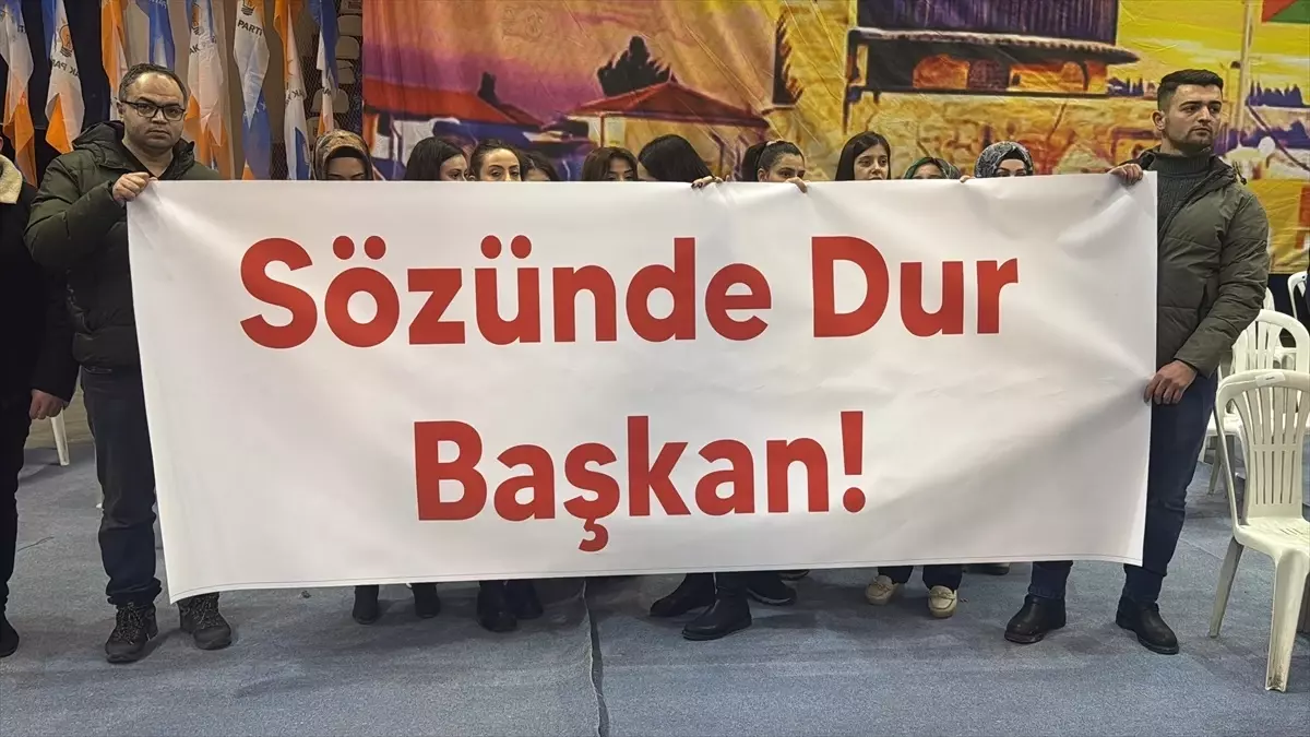 İşten atılan belediye çalışanları başkana böyle tepki gösterdi