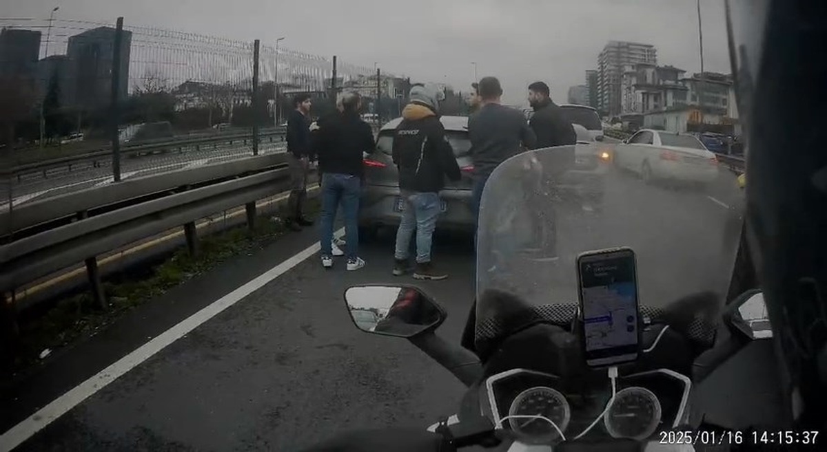 Yol Verme Tartışmasında Kavga Eden Sürücüler Trafiği Kilitledi