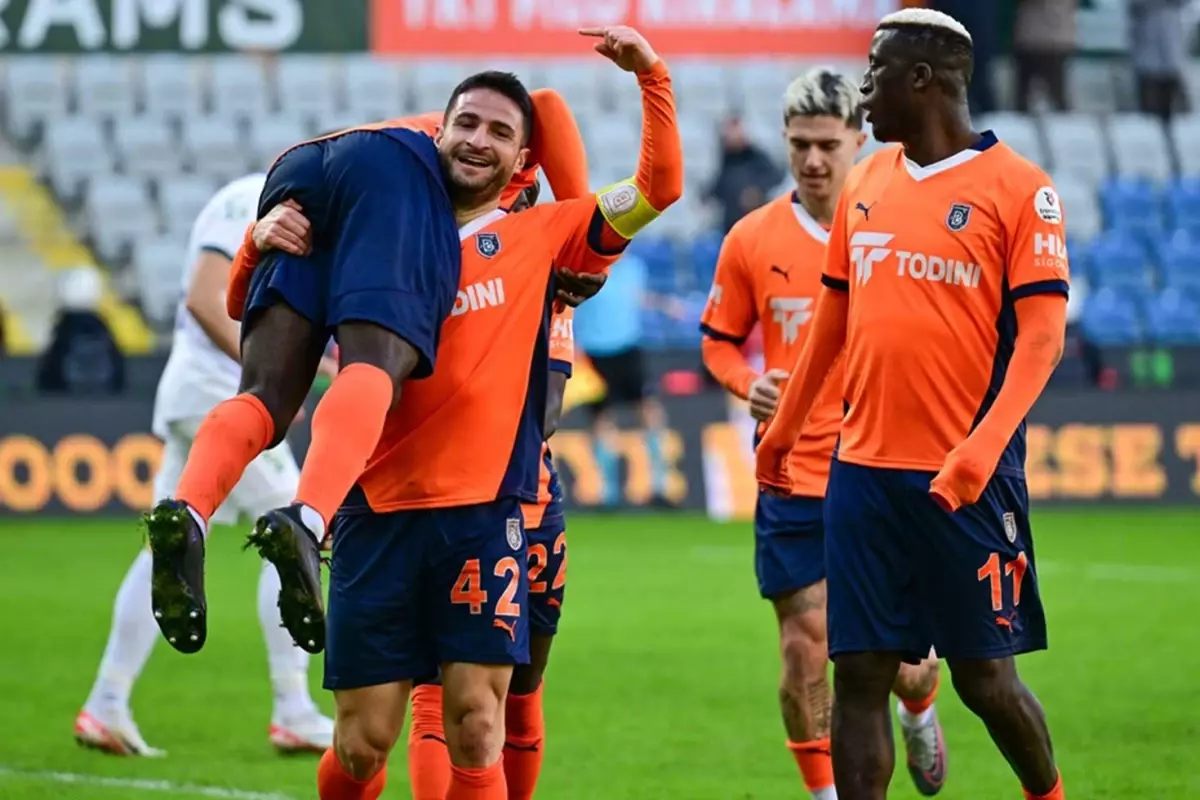 Süper Lig\'de bir ilk de yaşandı: RAMS Başakşehir, Çaykur Rizespor\'u 2-0 mağlup etti