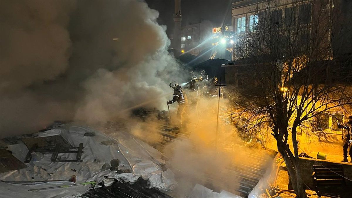 Beyoğlu\'nda Gecekonduda Yangın