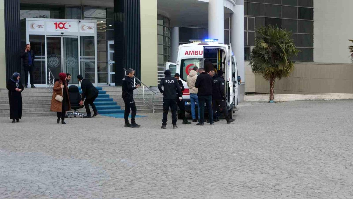 Malatya\'da Bıçaklı Saldırı: Genç Ağır Yaralandı