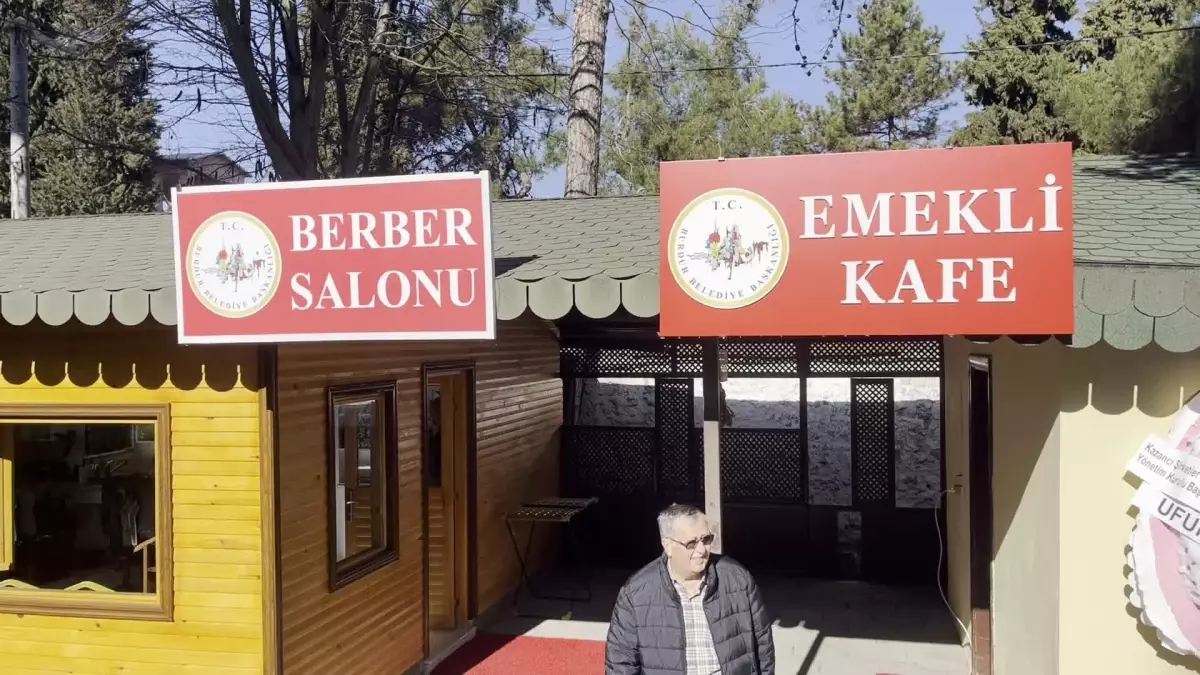 Burdur Belediyesi ve Tüm Emekliler Derneği İş Birliğiyle Emekli Kafe ve Berber Salonu Açıldı