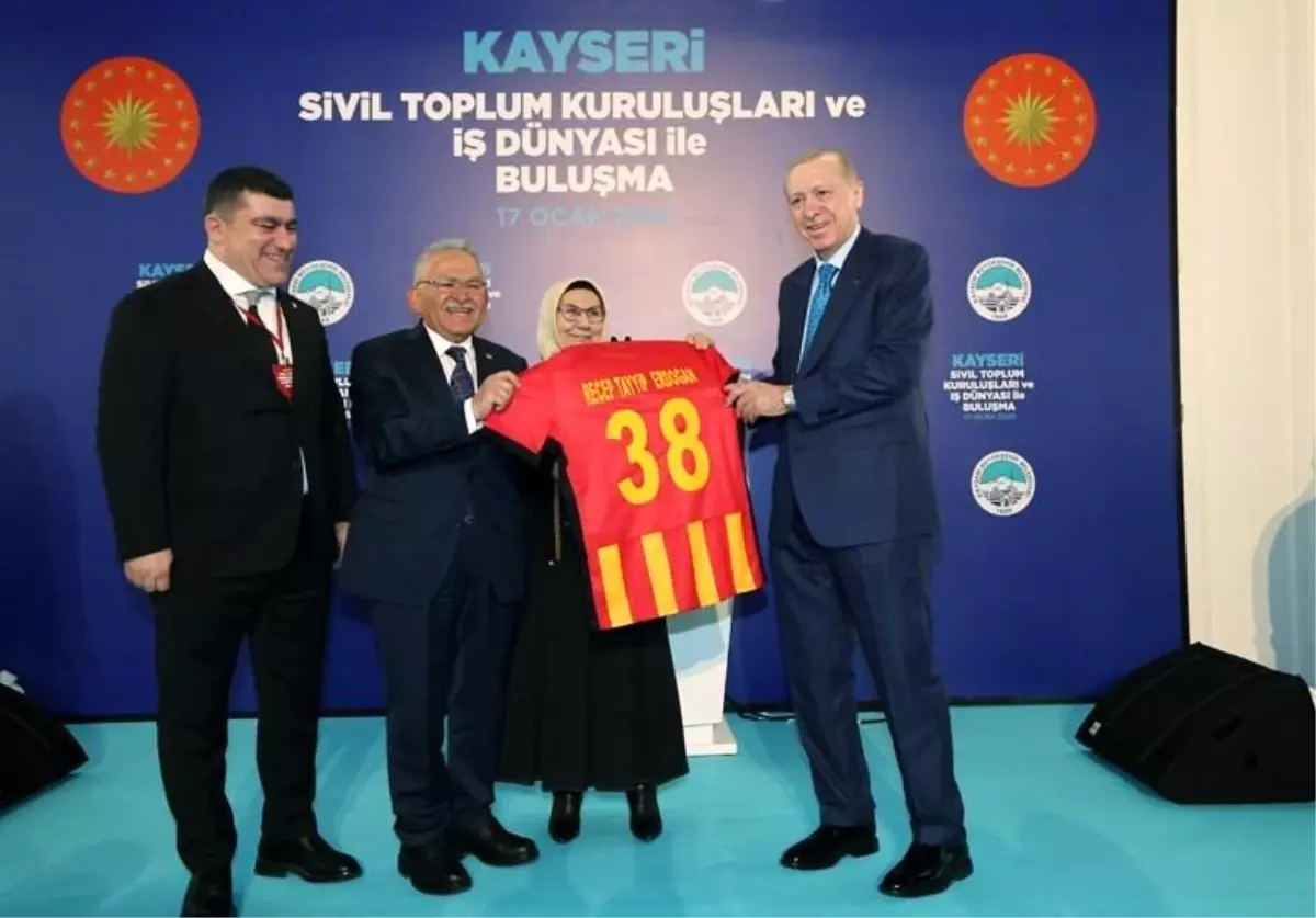Cumhurbaşkanı Erdoğan\'a Kayserispor forması hediye edildi