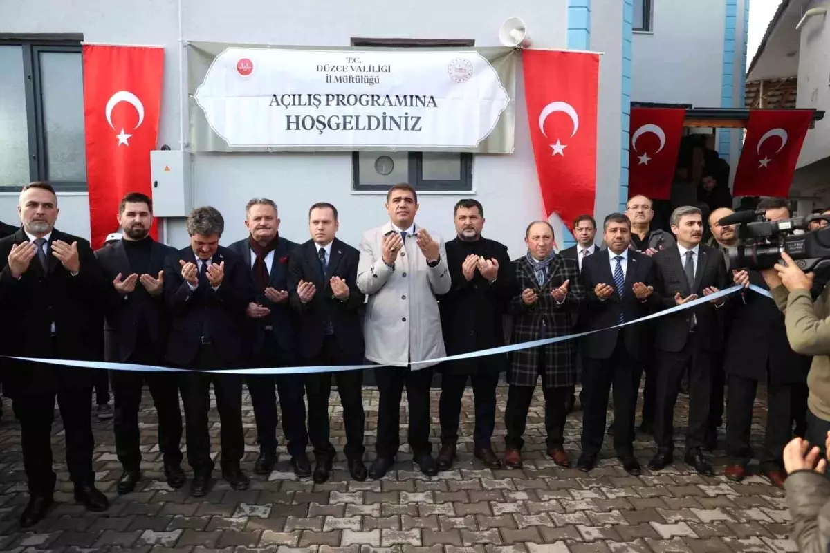 Düzce\'de Depremde Hasar Gören Orta Mahalle Camii Yeniden İbadete Açıldı