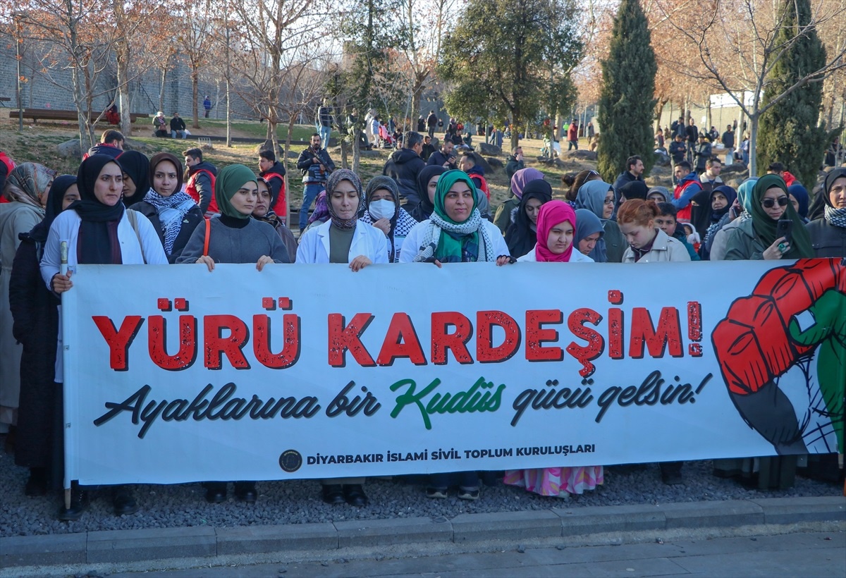 Diyarbakır\'da Sağlıkçılardan Dr. Hüsam\'a Destek Yürüyüşü