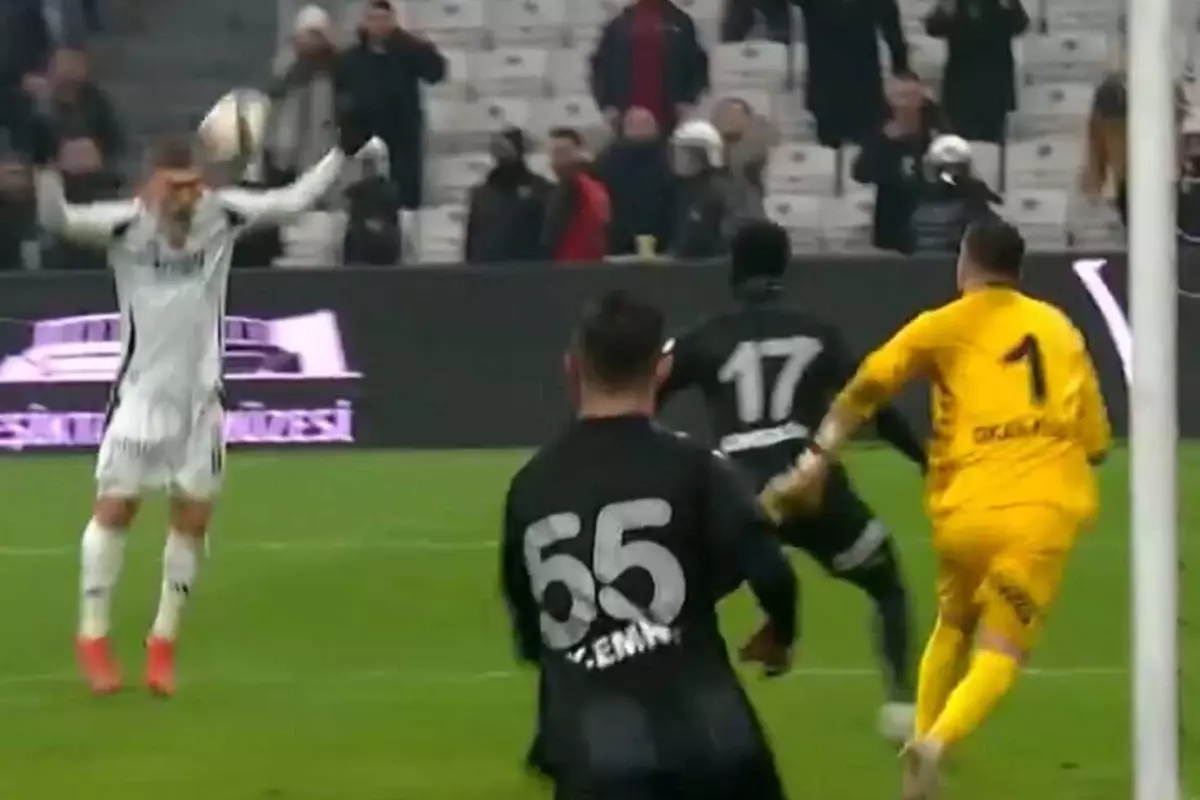 Maçın önüne geçti: Herkes son saniyede yaşanan pozisyonu konuşuyor