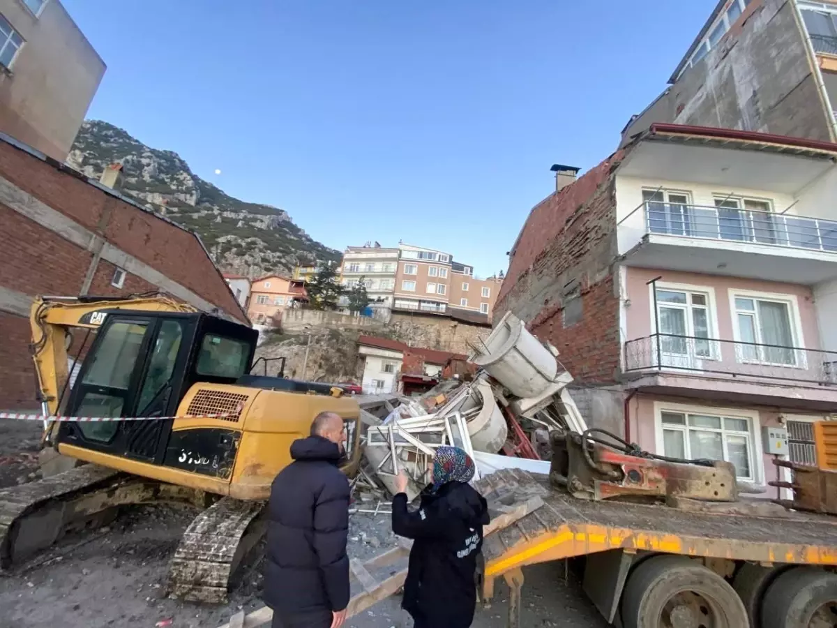 Isparta\'da Boş Bina Çöktü: Olayda Can Kaybı Yok