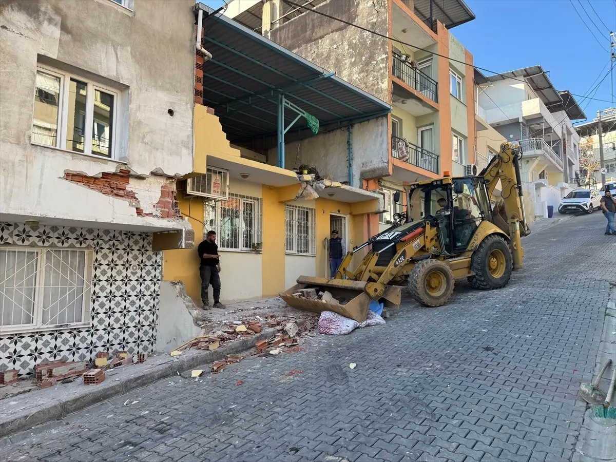 Freni Boşalan Kamyon Casa Çarptı