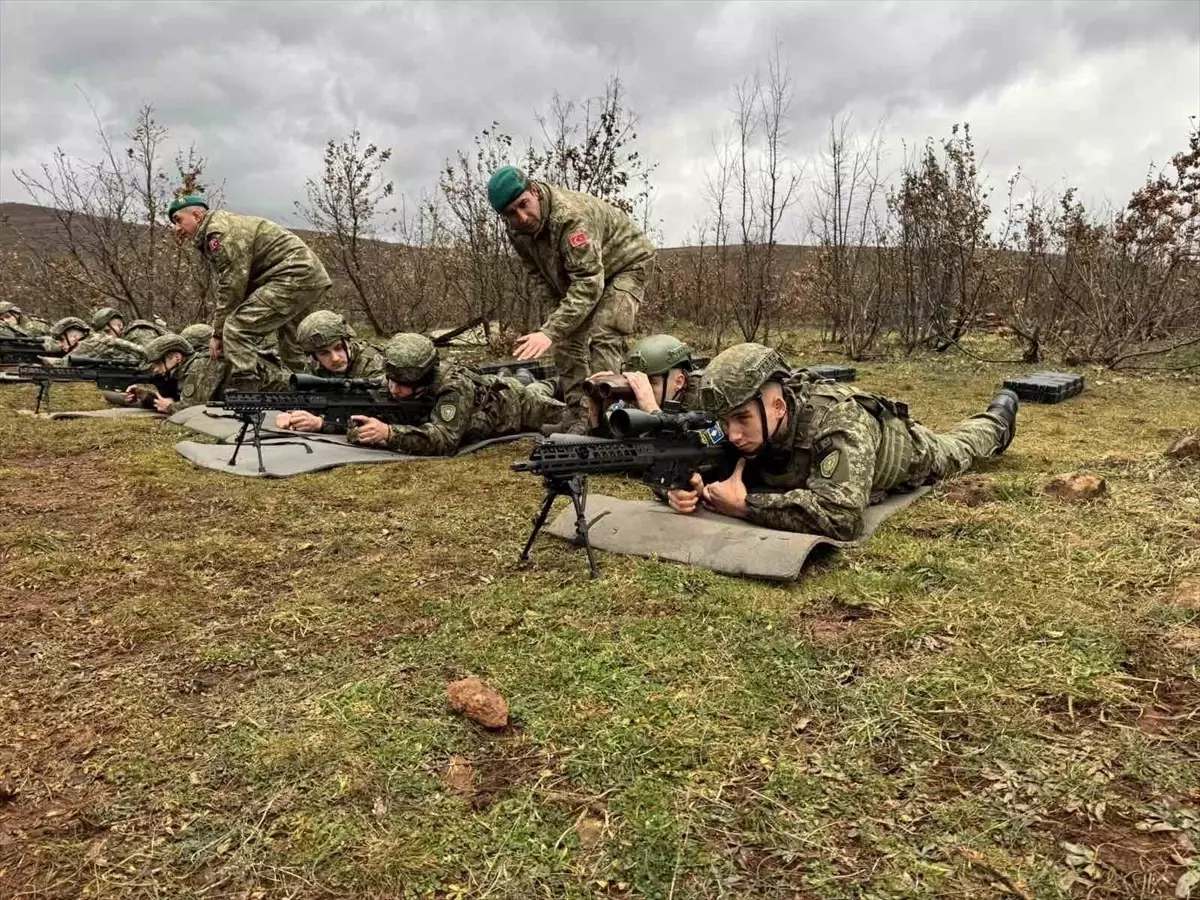 Türk Askerleri Kosovalı Nişancılara Eğitim Verdi