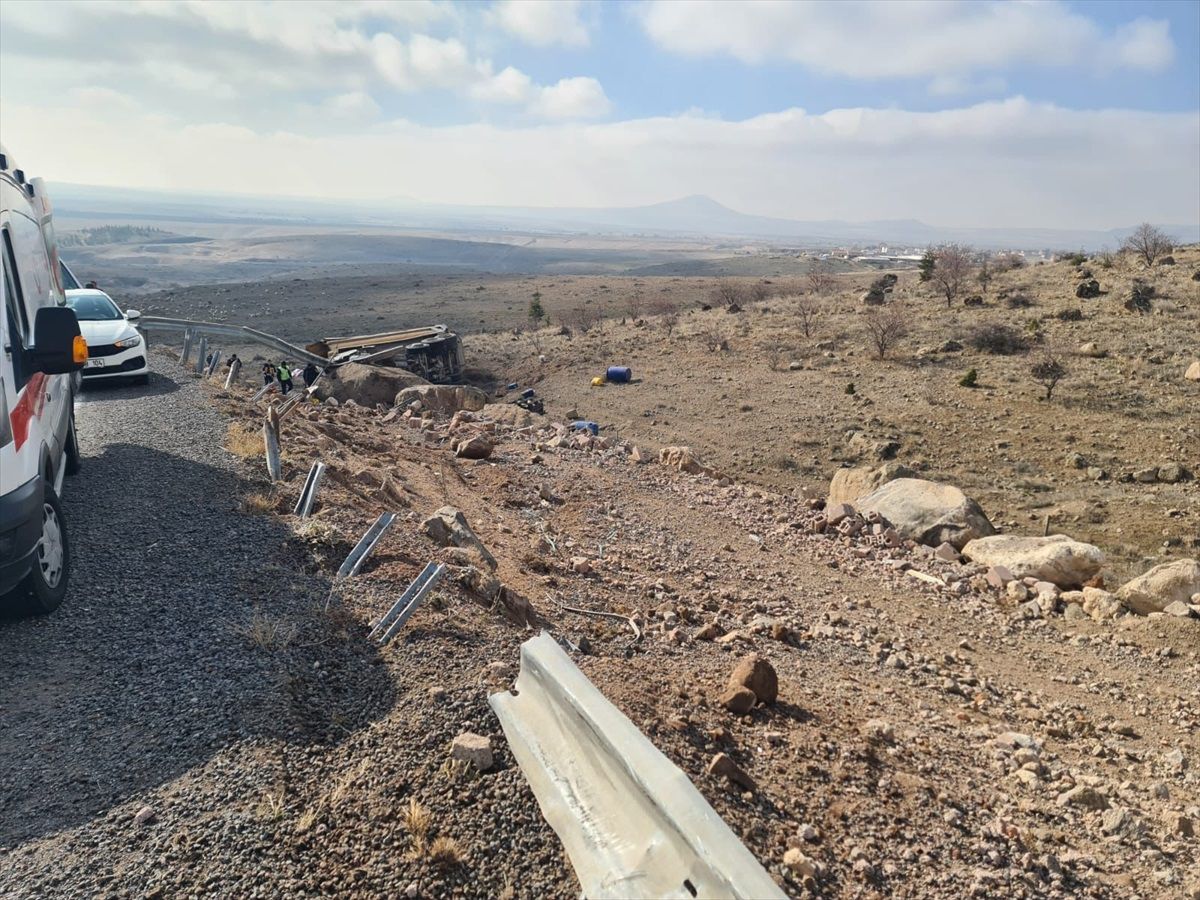 Niğde\'de Kamyon Devrildi: 1 Ölü, 1 Yaralı