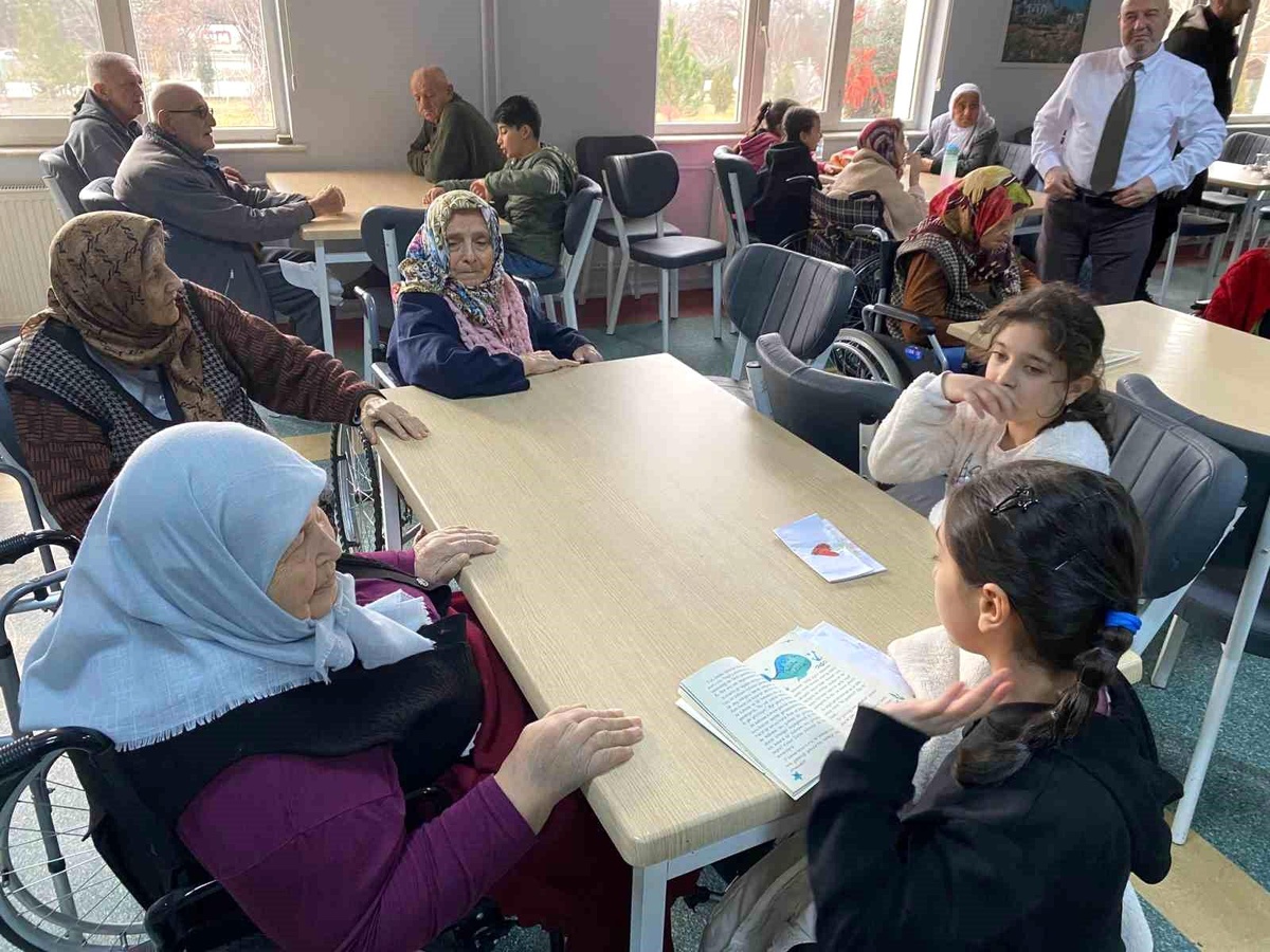 Öğrencilerden Huzurevi Ziyareti