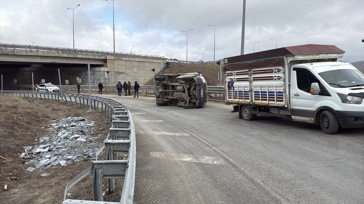 Sivas\'ta Kamyonet Devrildi: Hayvanlar Yola Savruldu