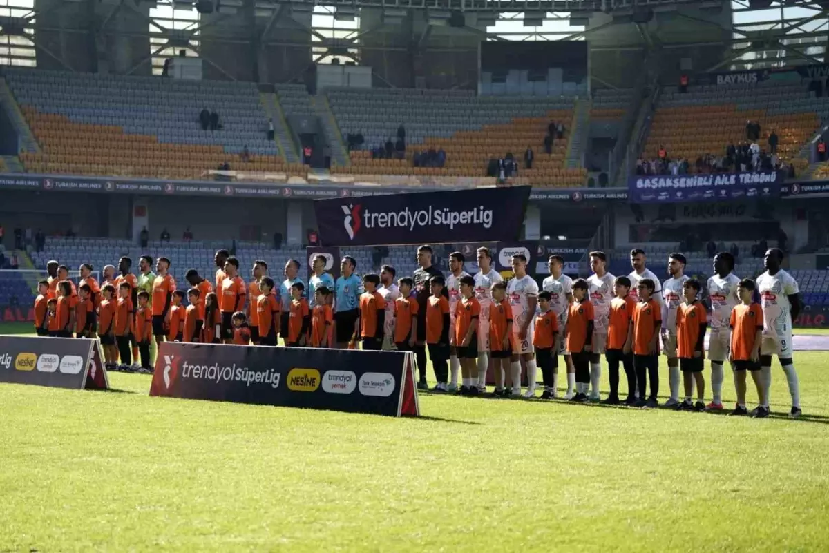 Başakşehir - Rizespor Maçı 0-0 Başladı