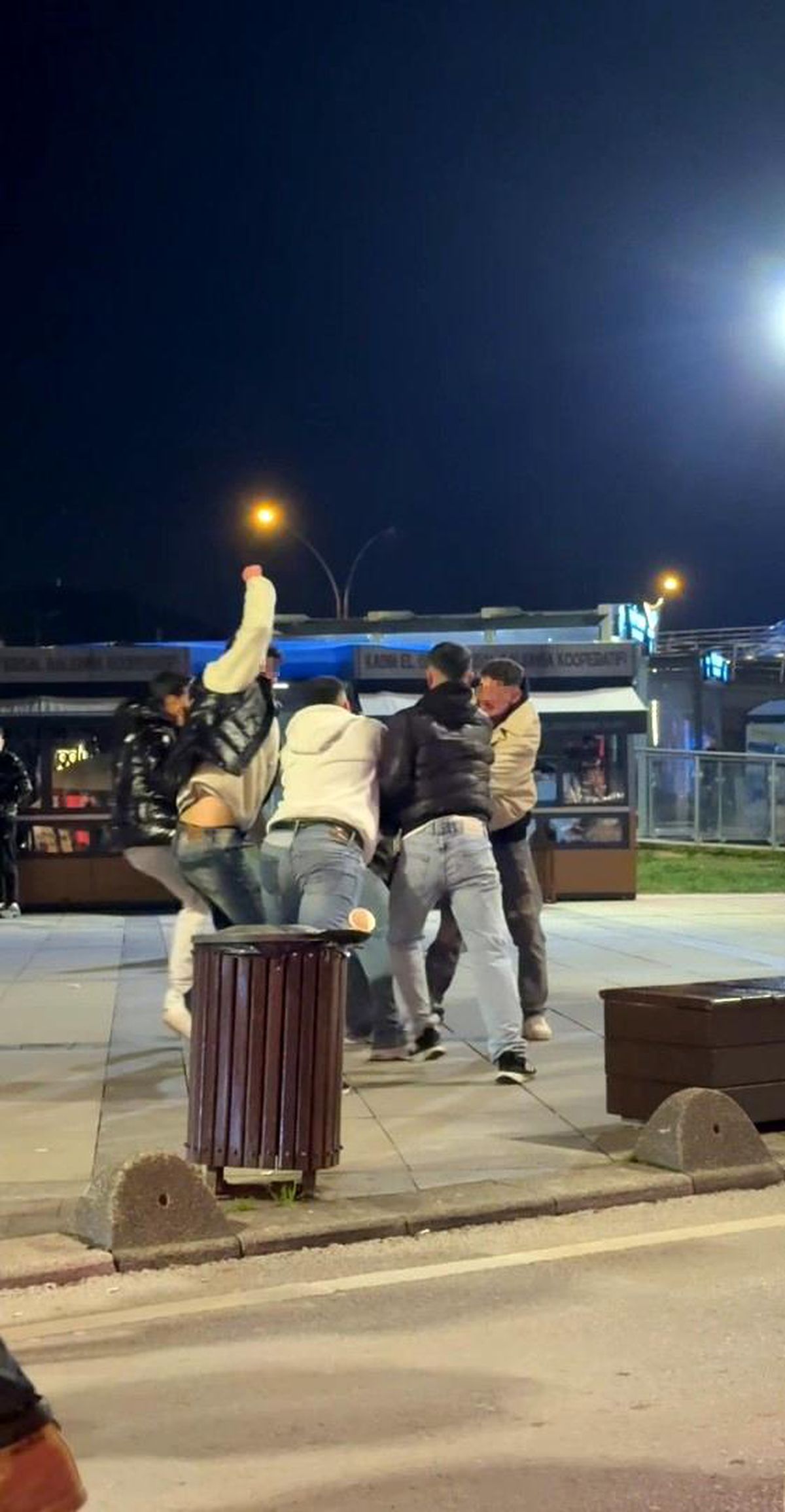 İzmit\'te 5 Kişi Gençte Saldırı Düzenledi