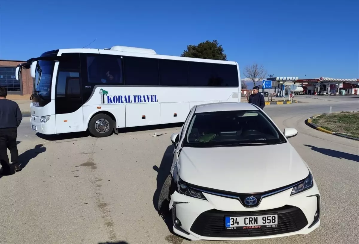 Afyon\'da Otomobil ve Tur Otobüsü Çarpıştı