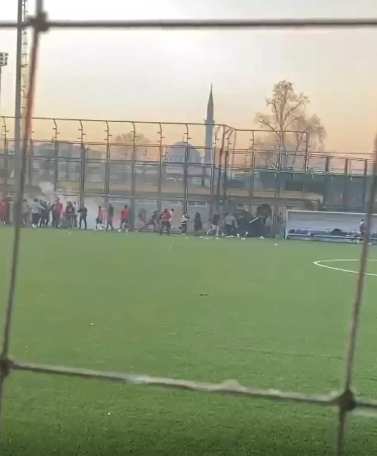 Bursa\'da Amatör Maçta Taraftar Kavgası: İki Futbolcu Yaralandı
