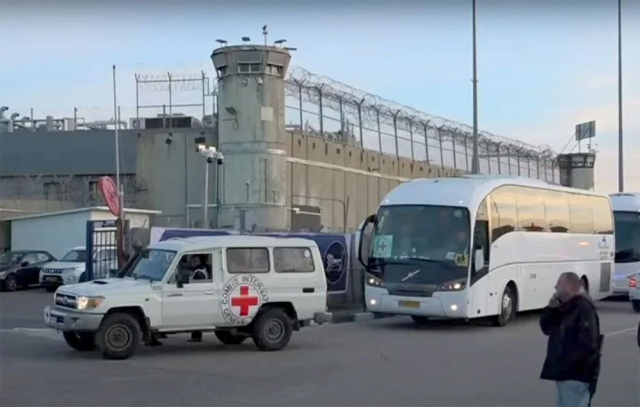 Ateşkesin ardından İsrail ile Hamas arasında ilk esir takası başladı