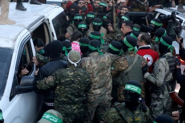 Ateşkesin ardından İsrail ile Hamas arasında ilk esir takası başladı