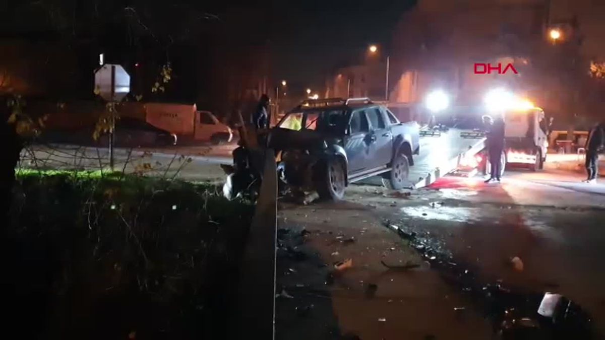 Bursa\'da Kafa Kafaya Çarpışma: 3 Yaralı