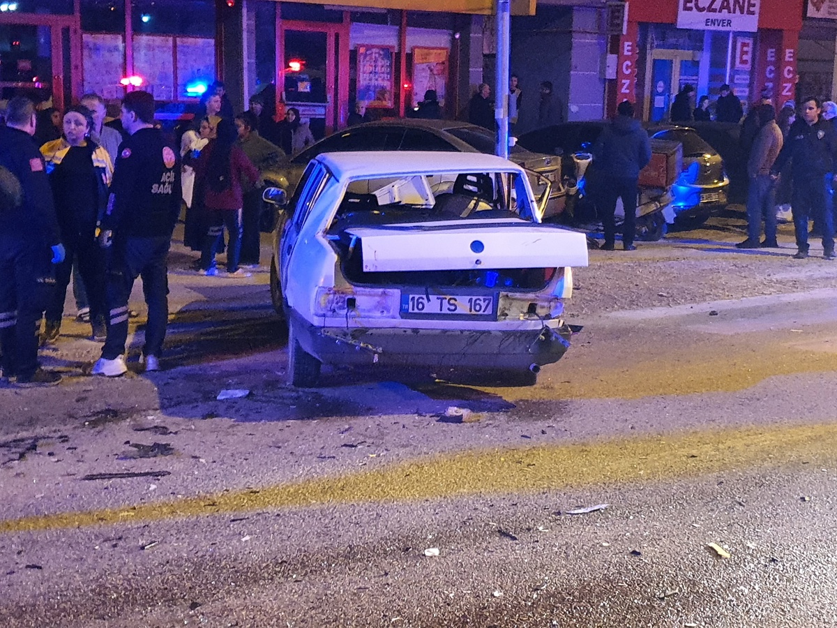 İnegöl\'de Trafik Kazası: 4 Yaralı