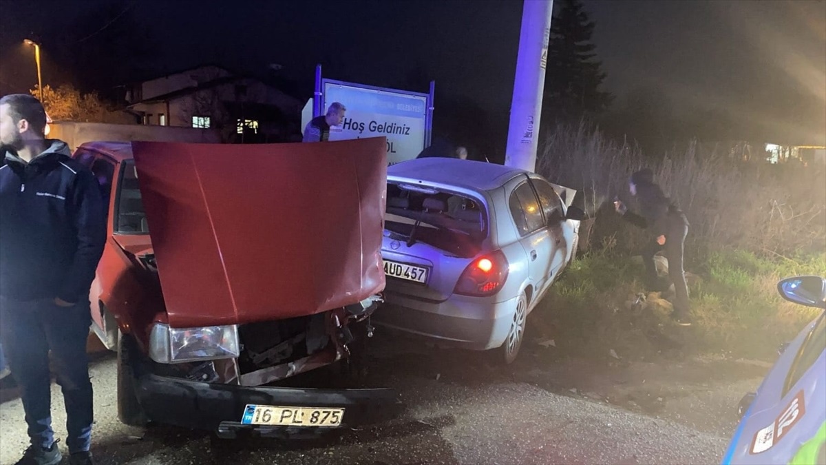 İnegöl\'de Trafik Kazası: 2 Yaralı