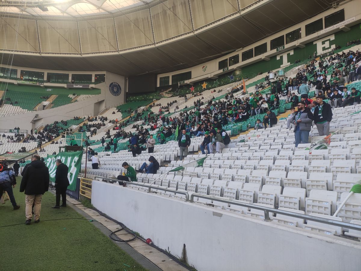 Bursaspor\'un Stadyumunda Tel Örgüler Kaldırıldı