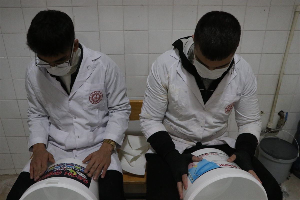 Depremzede öğrencilerin ürettiği boyalar eğitim kurumlarını renklendiriyor