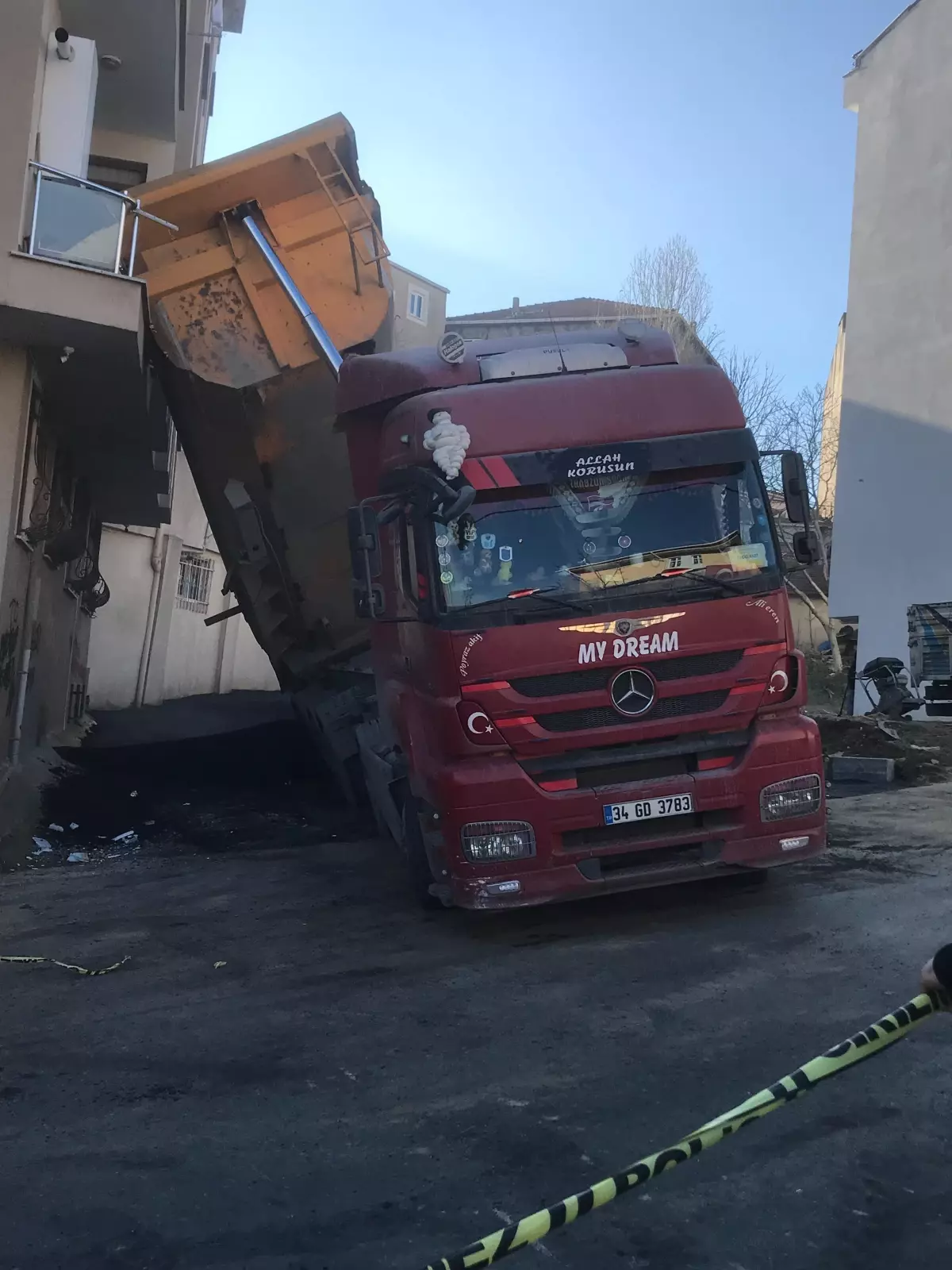 Kağıthane\'de asfalt döken kamyonun damperi devrilip balkona girdi; ölümden saniyelerle kurtuldu