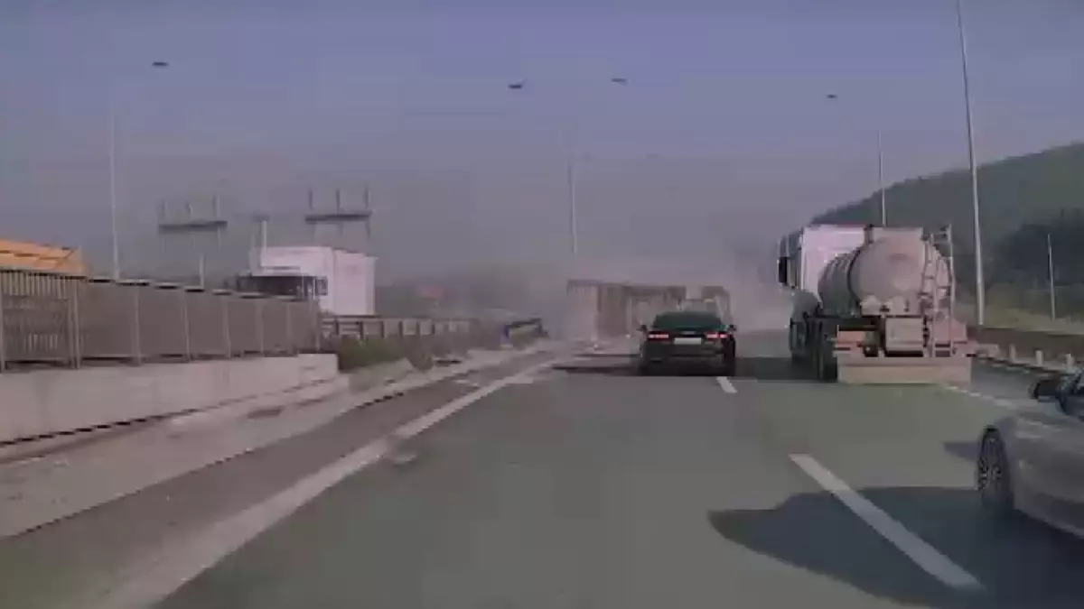 Pendik TEM Otoyolu\'nda TIR Devrildi