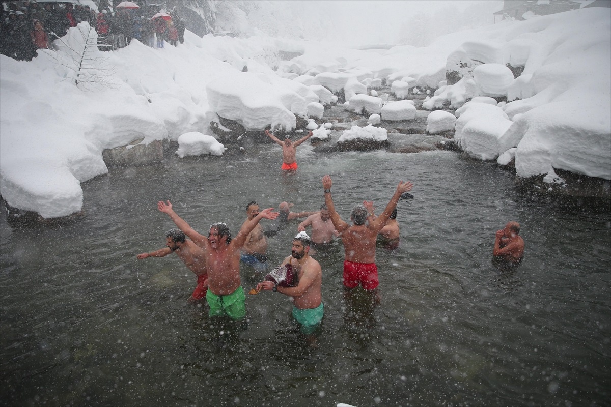 Rize\'de 9. Kış Yüzme Şenliği