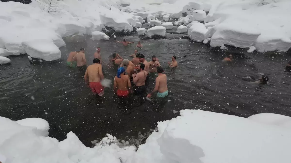 Rize\'de Soğuk Hava Eşliğinde Kış Yüzme Şenliği Düzenlendi