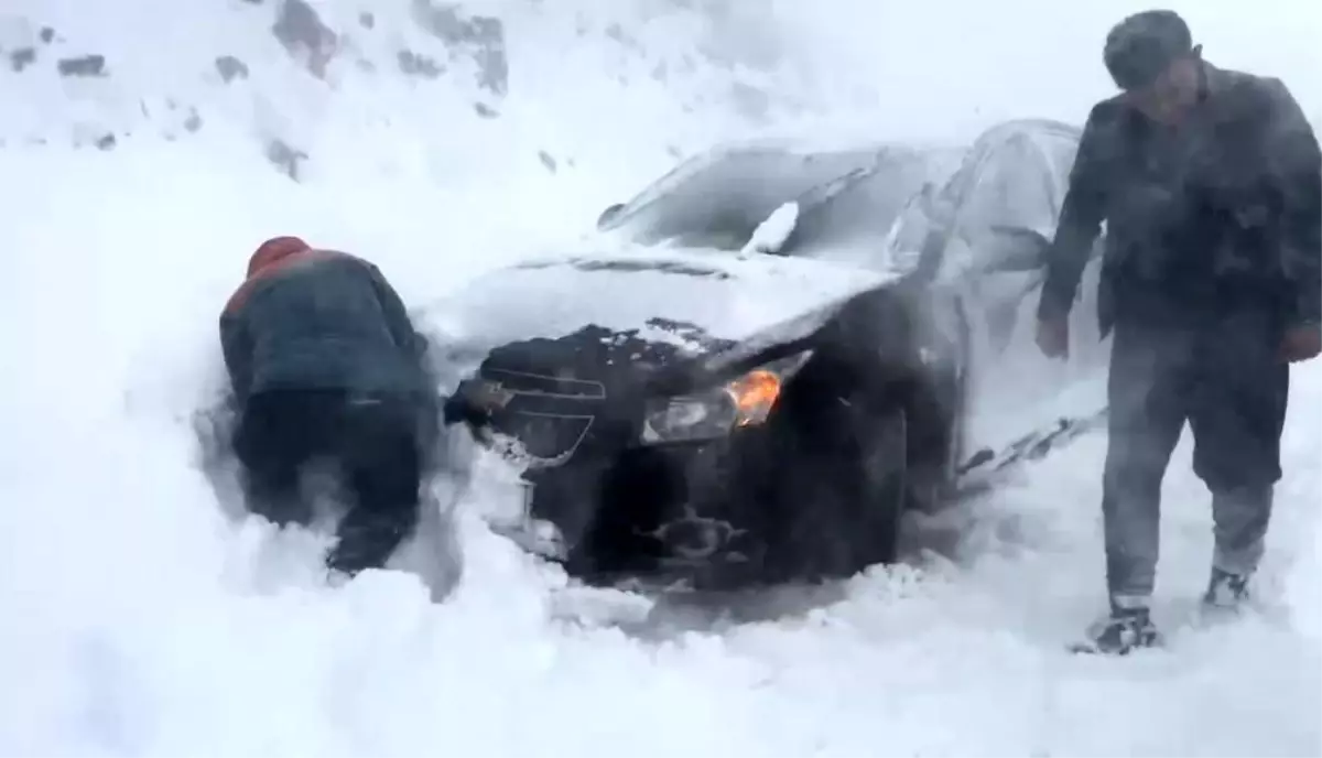 Şavşat\'ta Kar Yağışıyla Yol Kapandı