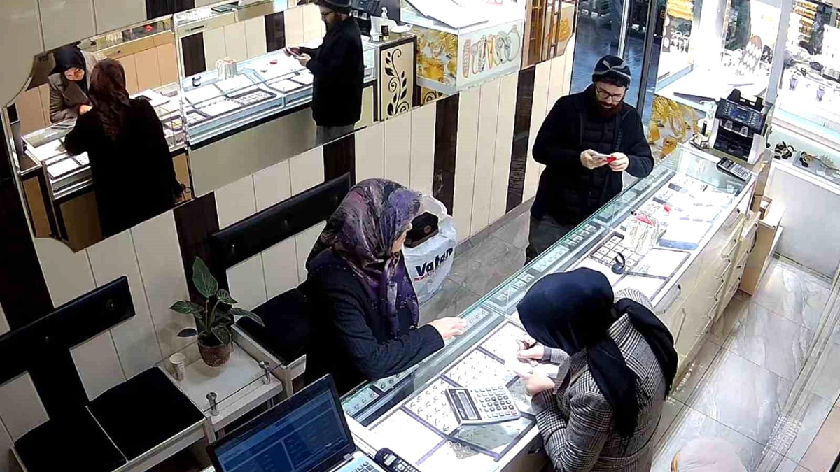 Dolandırıcı kuyumcudan altın çaldı