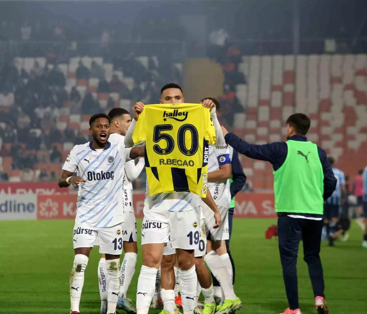 Fenerbahçe, Adana Demirspor\'u 4-0 Yenerek Rahat Bir Galibiyet Aldı