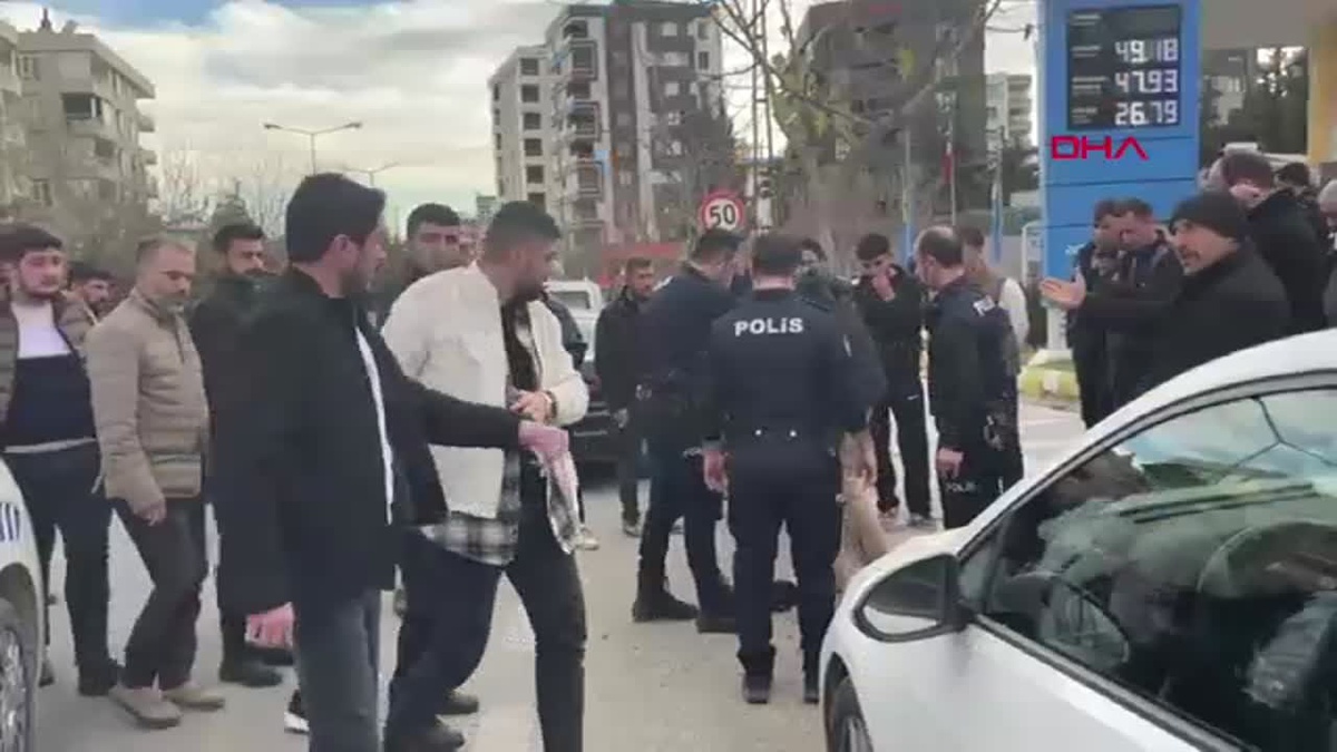 Yol kesen bıçaklı zorbayı dövüp, polise teslim ettiler