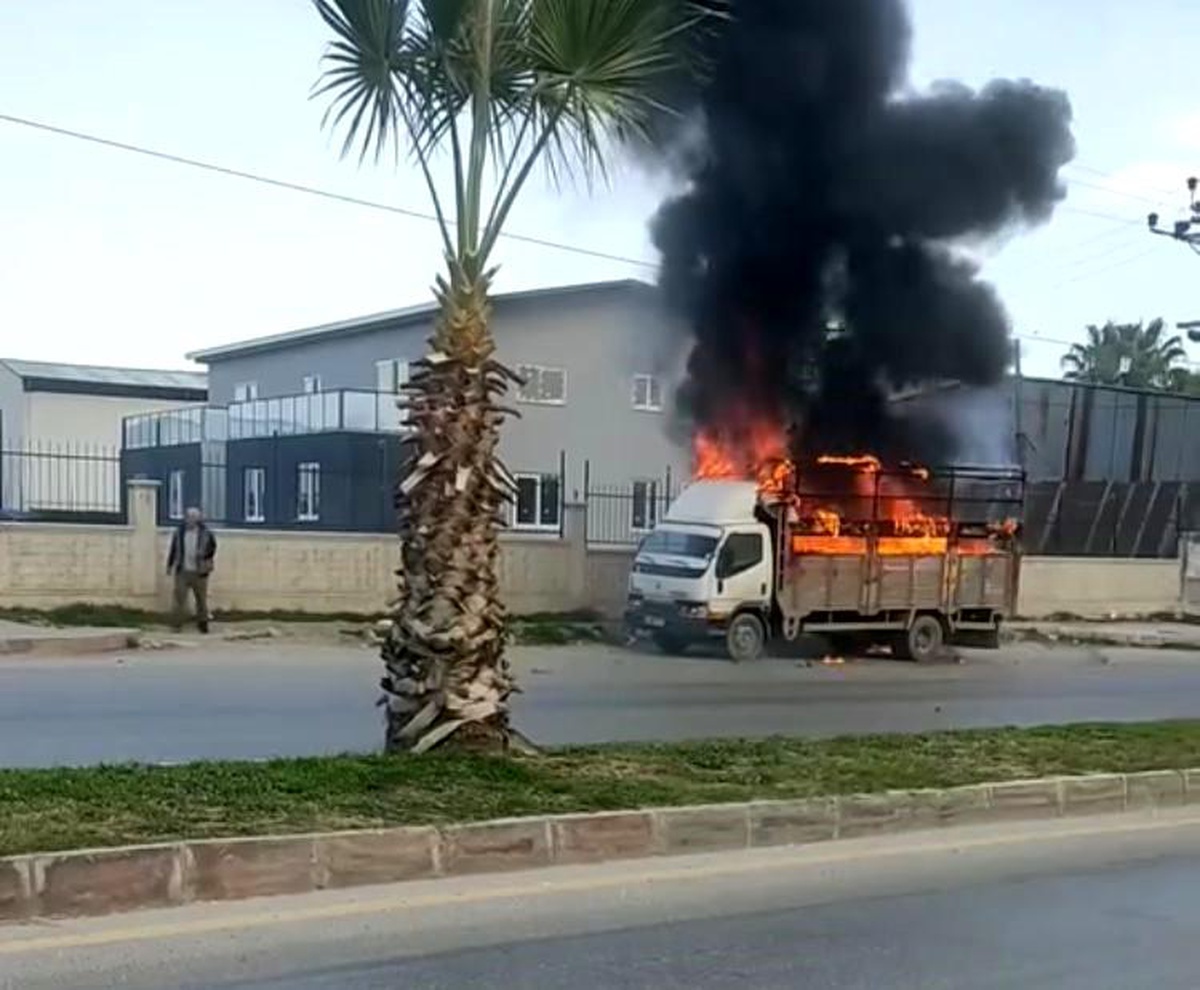 Mersin\'de Kamyonet Yangını