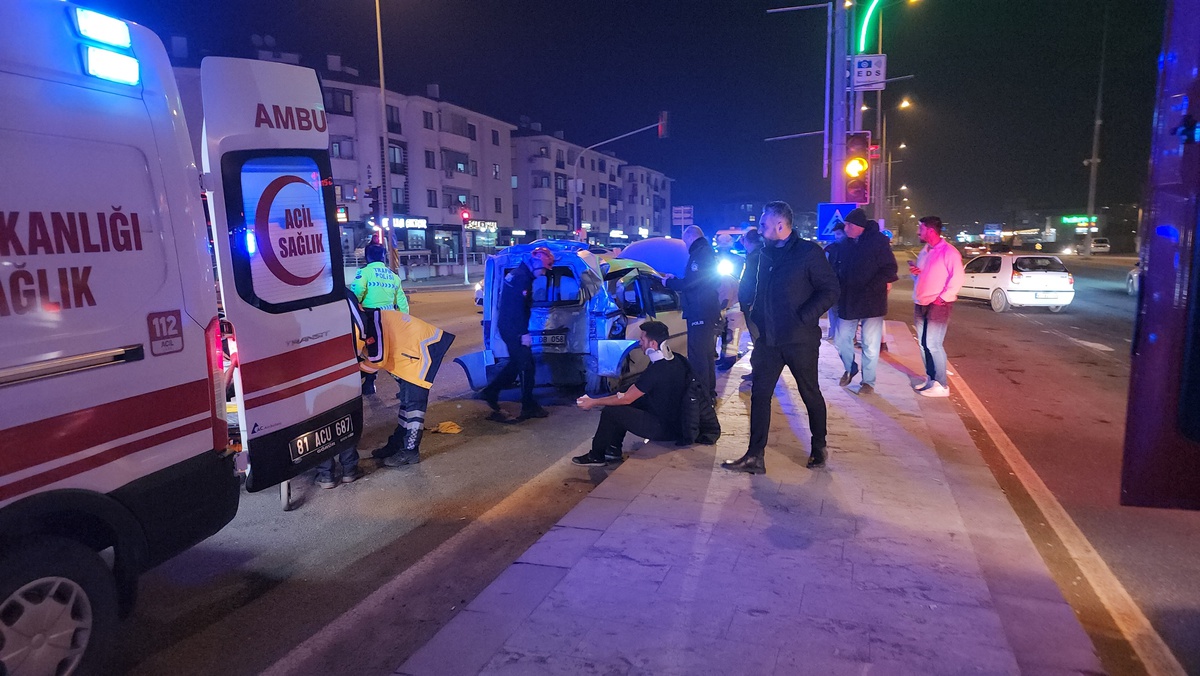 Düzce\'de Alkollü Sürücünün Kazası: 3 Yaralı