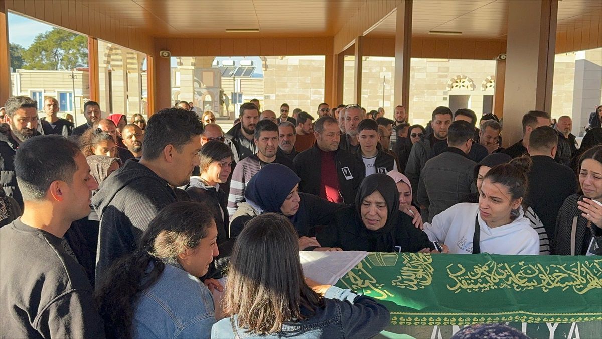 Antalya\'da Eşinden Yakılan Kadının Cenazesi Defnedildi