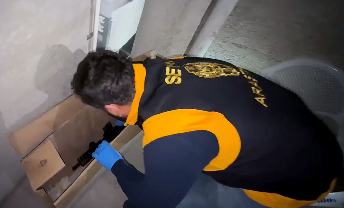 Adana\'da İnşaatta Silah ve El Bombası Ele Geçirildi