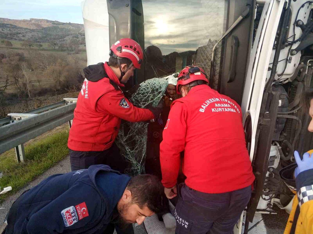 Balıkesir\'de Tır Kazası: Sürücü Yaralı